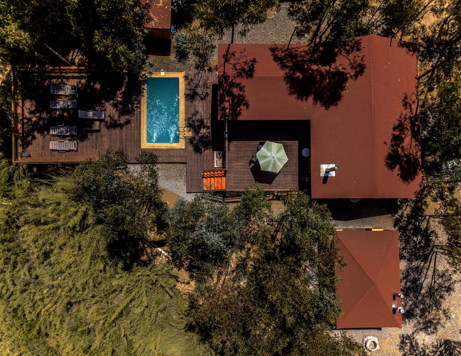 Cabaña tradicional con piscina y tinaja — vista aérea